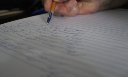 Só 2,1% dos alunos carentes no Brasil aprendem o nível aceitável em Ciências, diz OCDE