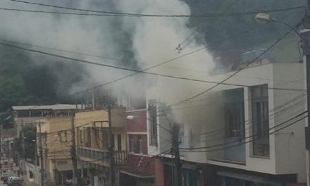 Mulher põe fogo no prédio da Prefeitura de Alvinópolis, MG