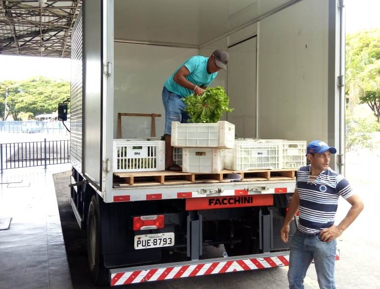 Feira Livre faz doação ao Banco de Alimentos