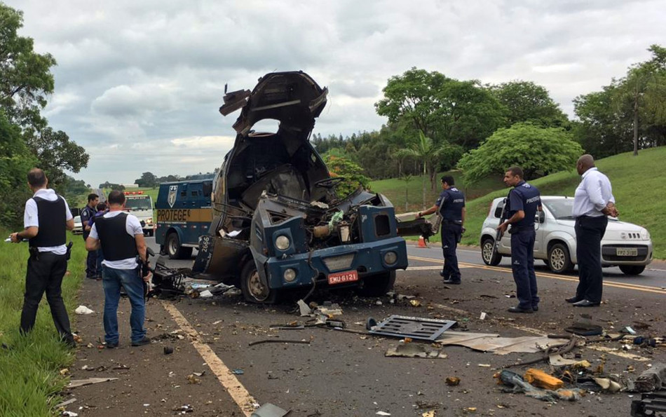 PM de Minas faz cerco a bandidos que explodiram carro-forte no interior de SP