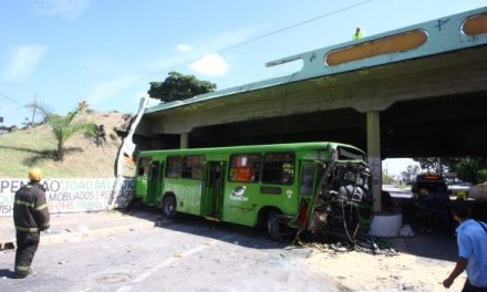 Ônibus cai de viaduto em Contagem e deixa feridos