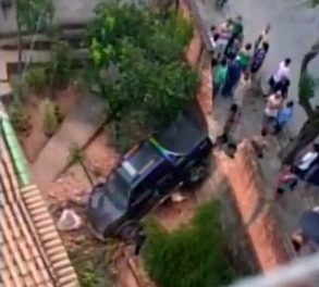 Motorista passa mal e bate caminhonete no muro de uma casa em Divinópolis