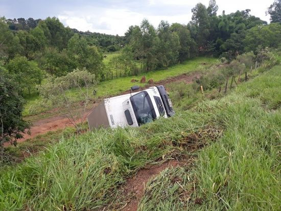 Caminhão roda na pista e tomba às margens da BR-354