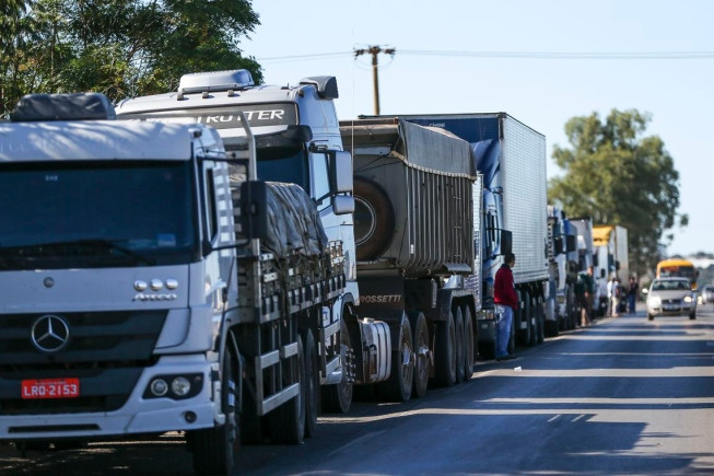 Caminhoneiros fazem manifestação na Zona da Mata contra decisão do STF