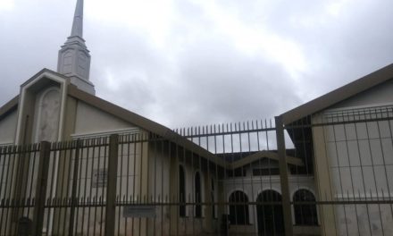 Homem que esfaqueou 4 em igreja tem esquizofrenia, diz mãe