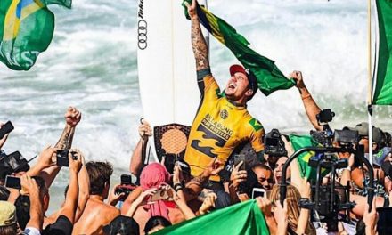 Gabriel Medina é bicampeão mundial de surfe