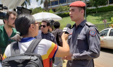 Quem é o bombeiro de 25 anos que informa o país sobre a tragédia em Brumadinho