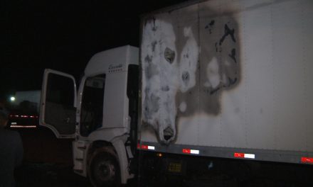 Parte de caminhão pega fogo em Divinópolis