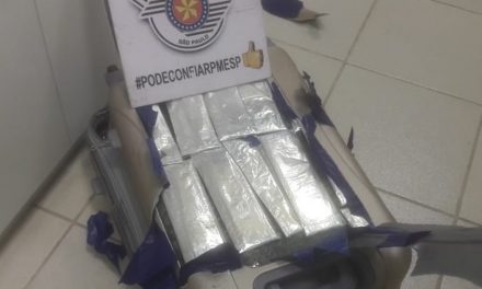 Homem transporta cocaína em fundo falso de mala e é preso por tráfico internacional