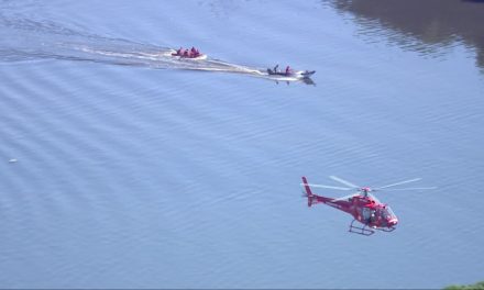 Helicóptero da PM cai na Baía de Guanabara no Rio; um morre