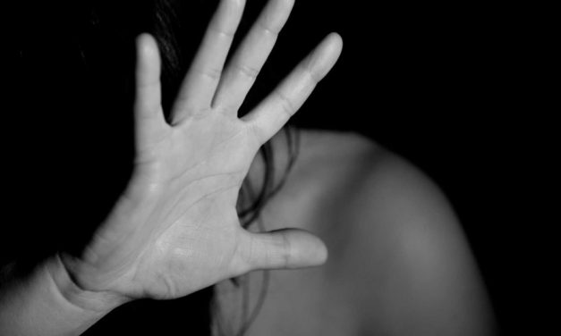 Homem enciumado invade casa, mata a ex e coloca fogo em carro, em Minas