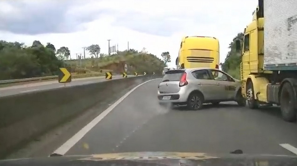 Vídeo mostra perseguição a carro roubado na Fernão Dias
