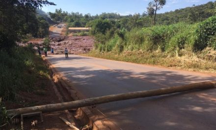 Ponte destruída por lama começa a ser restaurada em Brumadinho