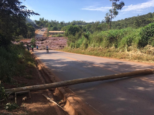 Ponte destruída por lama começa a ser restaurada em Brumadinho