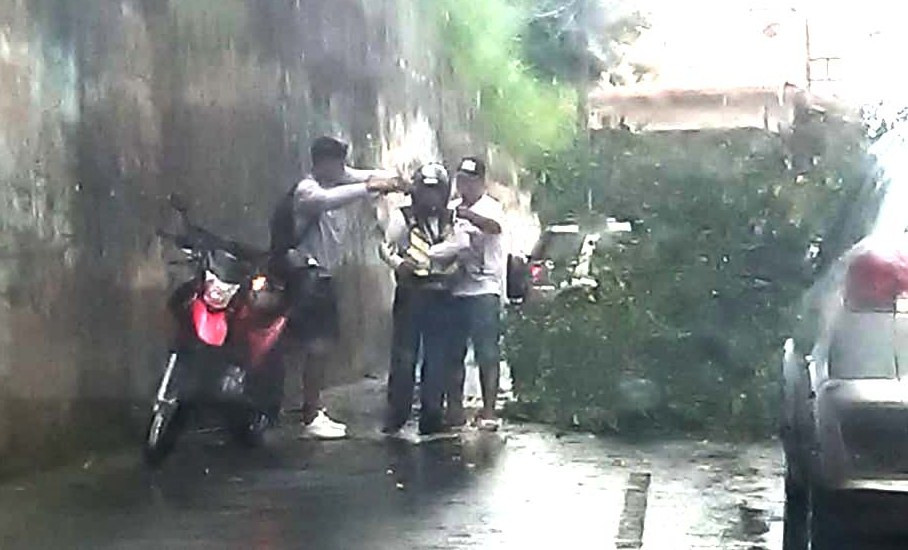 Motociclista é atingido por galho de árvore no Centro de Formiga