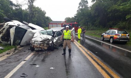 Acidente entre van e veículo de passeio deixa um morto e feridos na MG 050