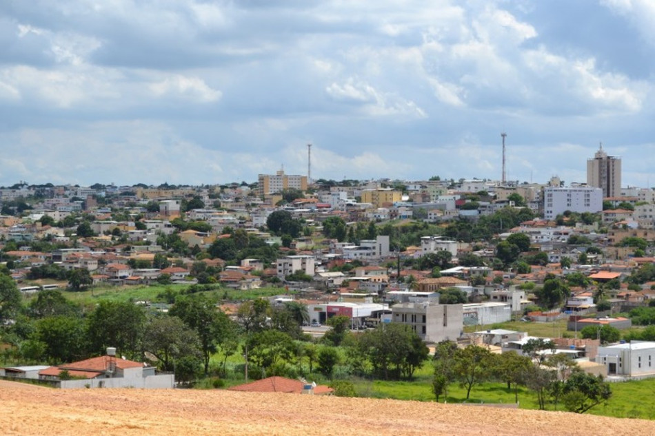Justiça decreta indisponibilidade de bens de ex-prefeito e ex-servidores de Arcos