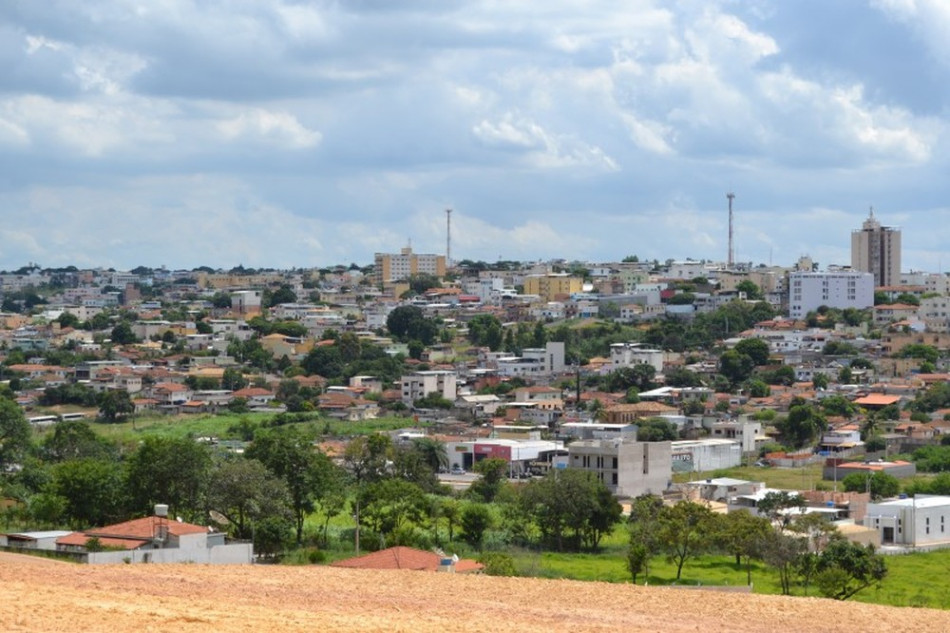 Salários de prefeito e vereadores podem ser reduzidos em 50% em Arcos