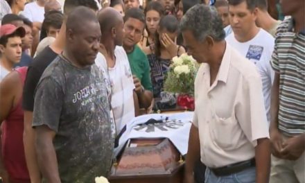 Zagueiro Pablo Henrique, vítima do incêndio no alojamento do Flamengo, é enterrado em Oliveira