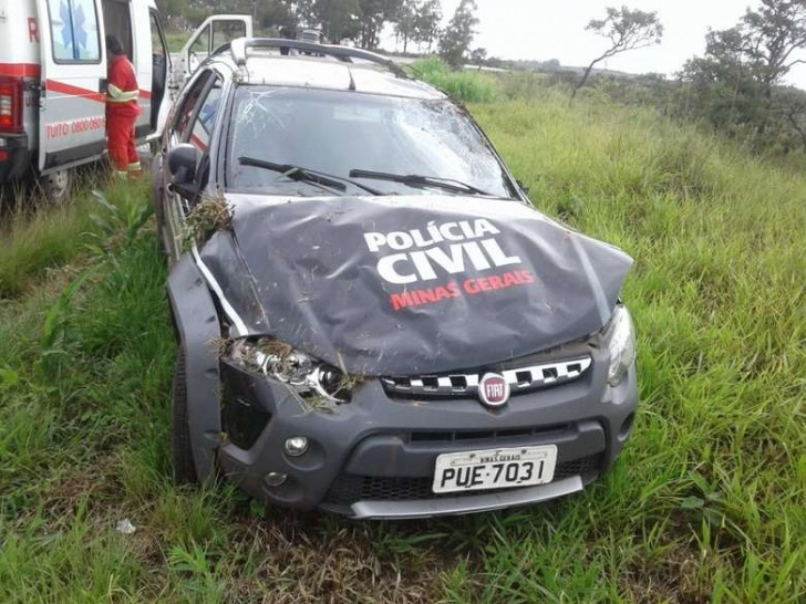 Viatura da Polícia Civil se envolve em acidente na BR-262