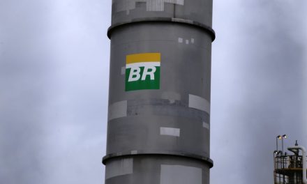 Petrobras aumenta pelo 2° dia seguido o preço da gasolina