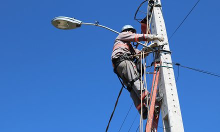 Rede de iluminação pública é instalada em ruas de Formiga