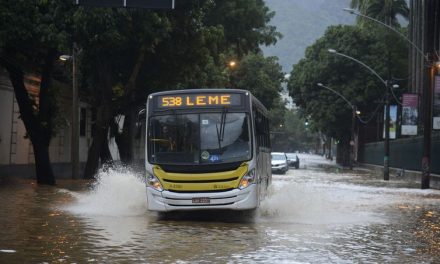 Rio está em situação de crise há mais de 30 horas por causa de chuva