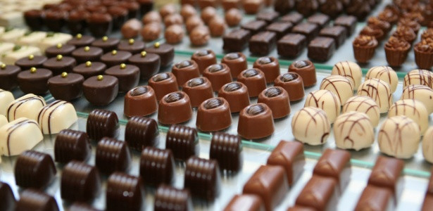 Por que o chocolate pode não ser o vilão que causa sua acne