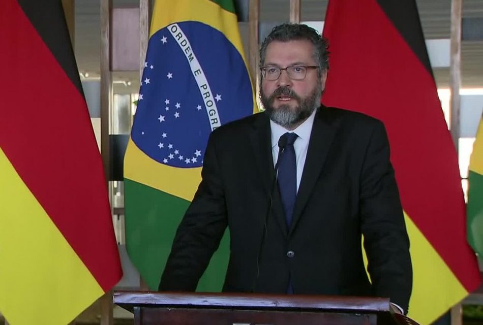 Brasil espera que militares venezuelanos apoiem ‘transição democrática’, diz Ernesto Araújo