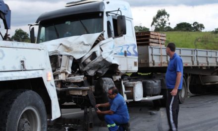 Colisão entre carreta e caminhão é registrada na BR-354