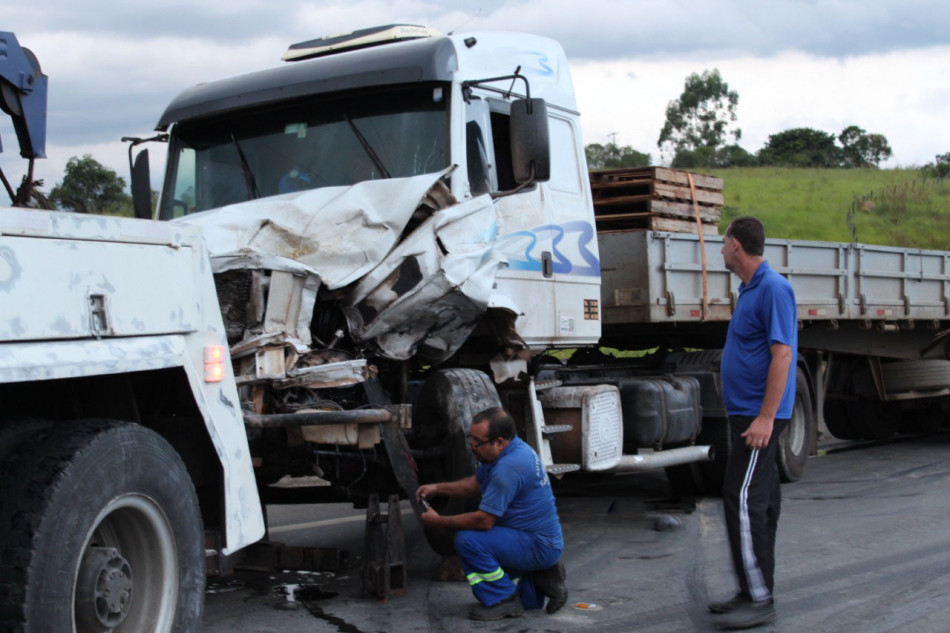 Colisão entre carreta e caminhão é registrada na BR-354