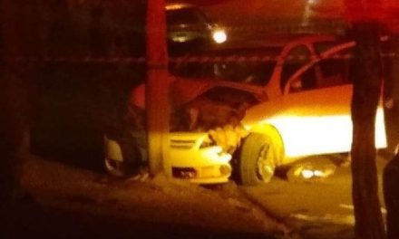 Carro colide contra poste em Arcos