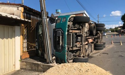 Caminhão carregado com lixo hospitalar tomba em Divinópolis