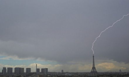 Torre Eiffel é atingida por raio; foto viraliza