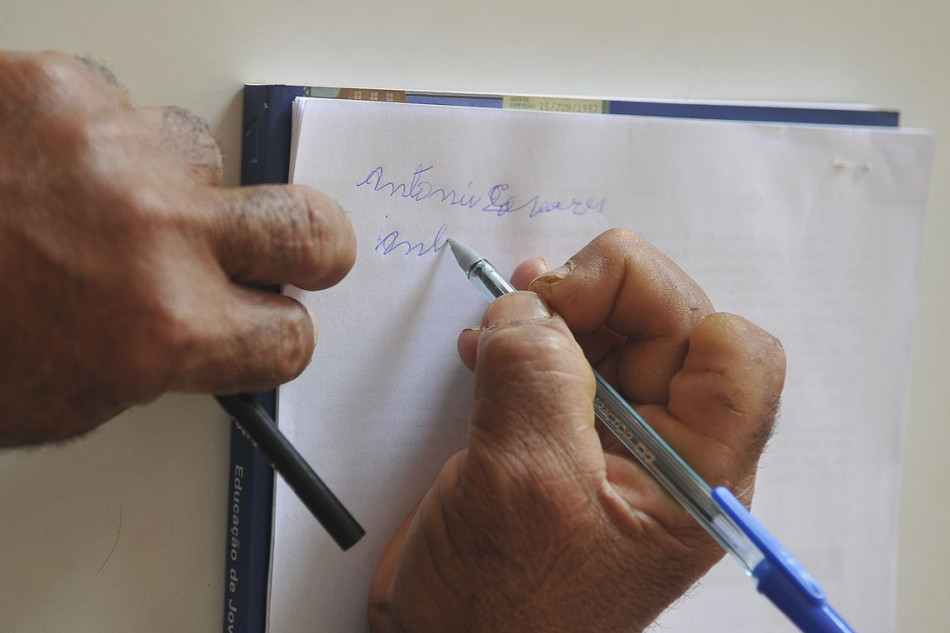 Minas tem quase 1 milhão de analfabetos, aponta IBGE