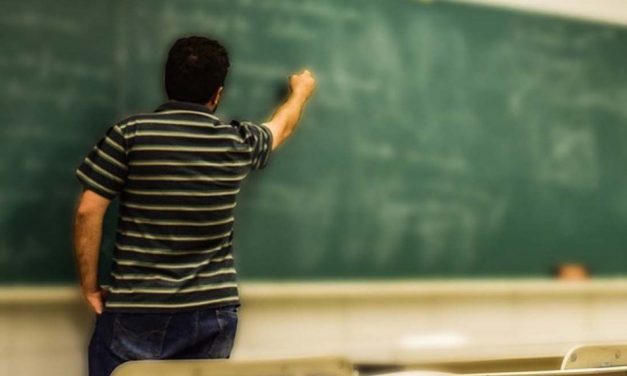 Instituição é condenada por dispensar professor com transtorno bipolar