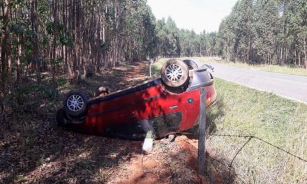 Após carro capotar, jovem inabilitada é presa