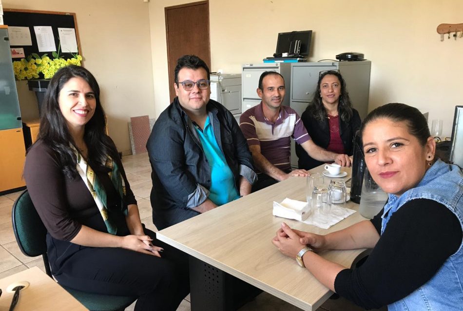 Representantes da Educação de Córrego Fundo se reúnem com diretor da Superintendência Regional de Ensino