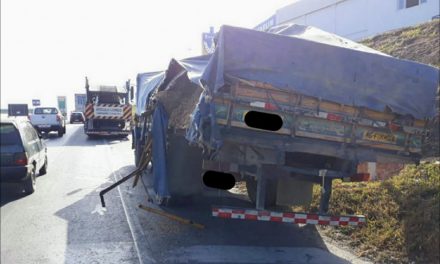 Caminhoneiros se envolvem em acidente em frente ao posto da PRE, em Formiga