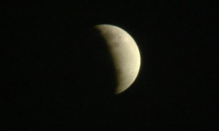 Eclipse parcial da Lua é visto no Brasil e pelo mundo