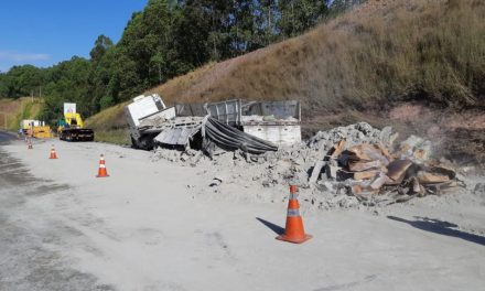 Acidente entre caminhões é registrado entre Oliveira e Santo Antônio do Amparo