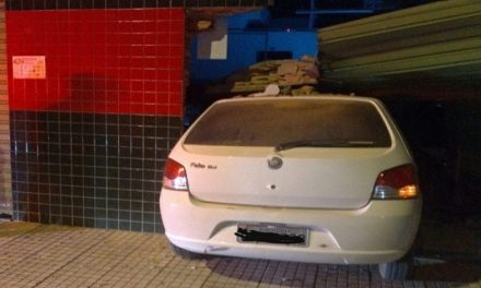 Carro se choca contra parede de supermercado em Nova Serrana