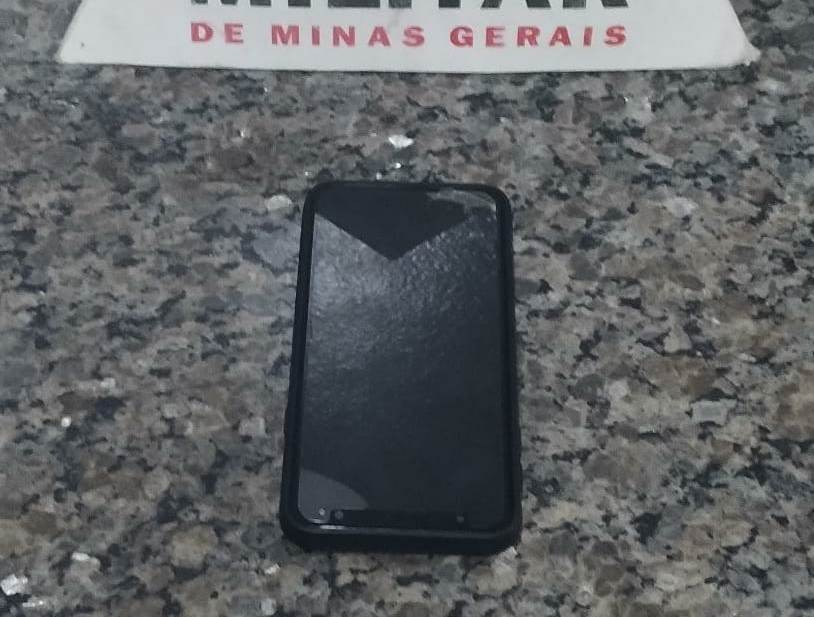 Mulher é presa por furto de celular em Formiga