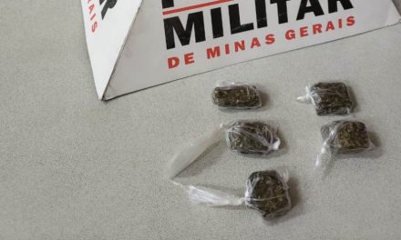 Mulher é presa por tráfico de drogas em Formiga