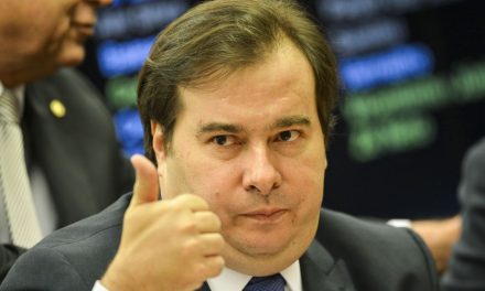 Rodrigo Maia diz que artigo desobrigando registro de jornalista será retirado de MP