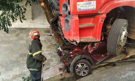 Caminhão esmaga carro em descida forte no Bairro Santo Antônio, em BH