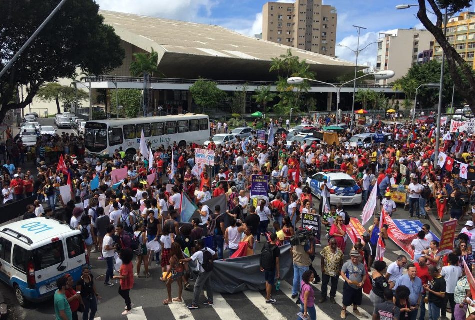 Cidades brasileiras têm atos em defesa da educação e contra a reforma da Previdência