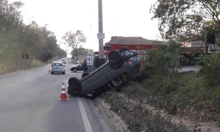 Carro com mulher grávida capota em Divinópolis