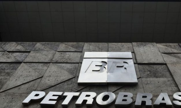 Após lucro recorde, Petrobras defende política de preços e avalia reajuste