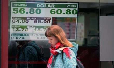 Argentina limita compra de dólares para conter desvalorização do peso